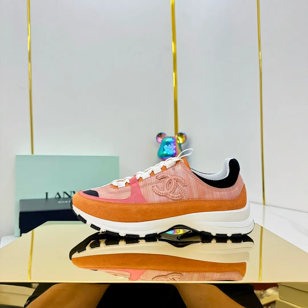 👟👟Ex-factory price 600👟👟High quality! ! ! CHANEL Chanel 25A latest thick-soled casual sports shoes. The counter is synchronized. The counter is very popular. It is a shoe that is very difficult to buy. The most popular thick-soled casual shoes on the Internet. As you can imagine, the most popular thick-soled casual shoes can not be missed. It has both good looks and comfort. Simple and versatile. The thick sole increases the height and is super versatile. Whoever wears it will look better. Upper: cowhide stitching. Lining: breathable mesh. Outsole: TPU original outsole. Size: 35-41 👉